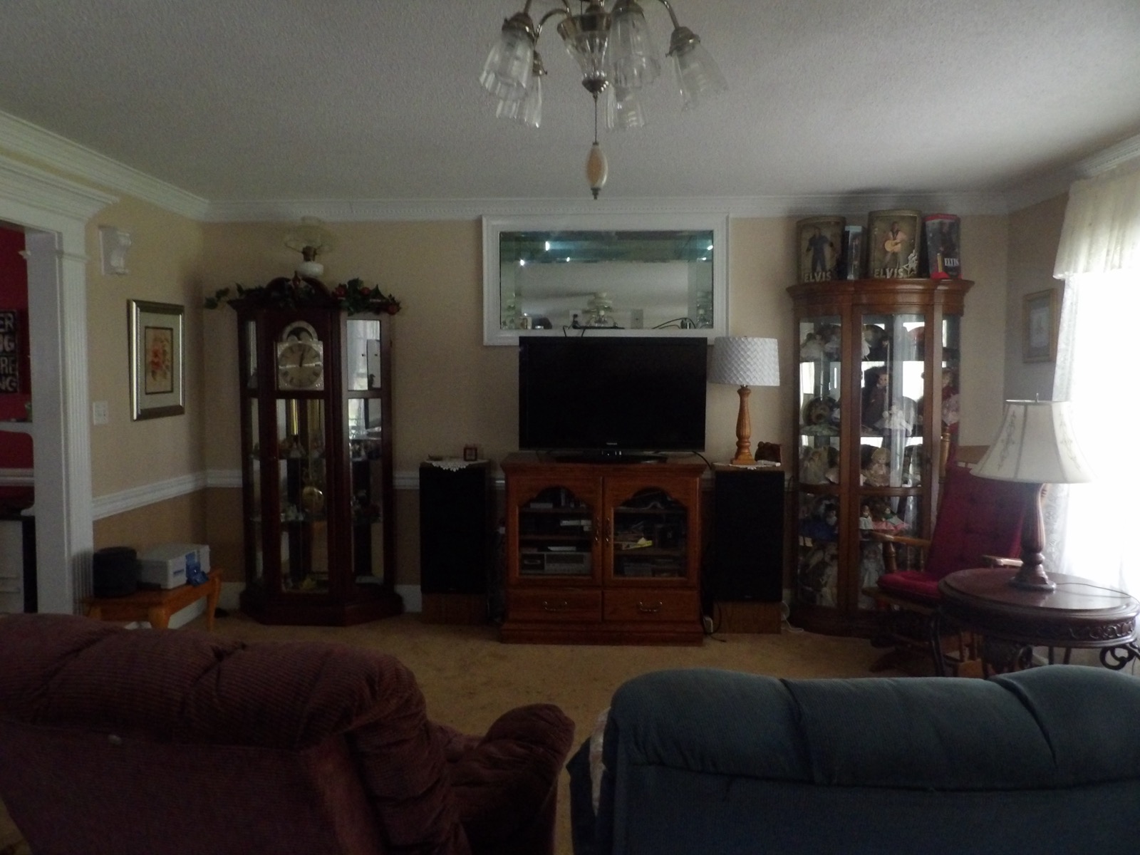 Secondary living room with smart TV